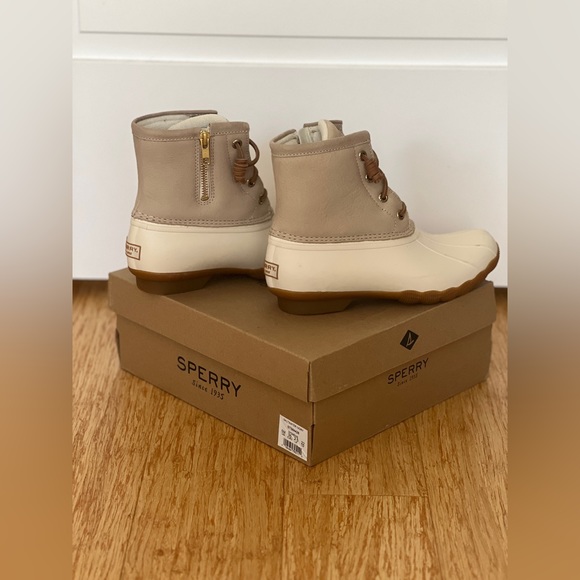 New In Box Sperry Saltwater Ivory Duck Boots, Size 5 - Picture 5 of 7